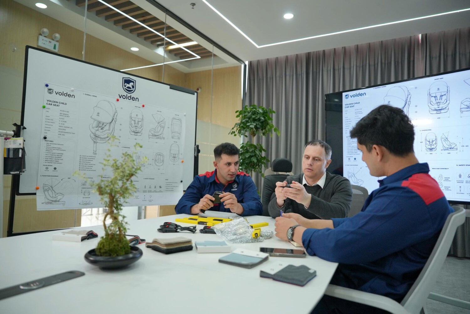 Tại sao Volden lại dành riêng cho ba mẹ Đông Nam Á 7 Đội ngũ kỹ sư Volden Hoa Kỳ đang trao đổi phân tích sản phẩm ghế ô tô trẻ em