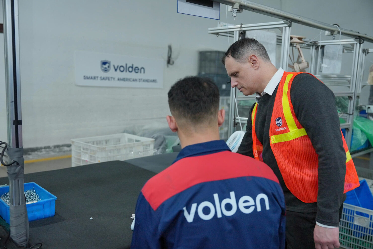 Tại sao Volden lại dành riêng cho ba mẹ Đông Nam Á 9 Hình ảnh kỹ sư Volden đang kiểm tra sản phẩm ghế trẻ em