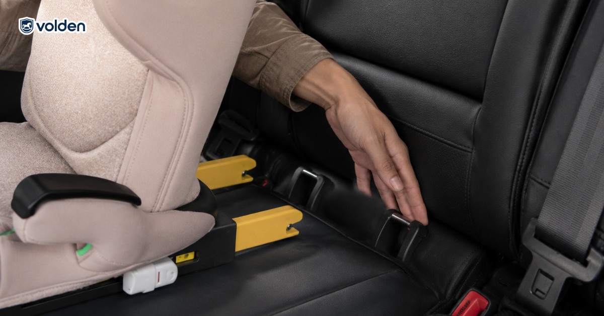 Cách kiểm tra xe có ISOFIX nhanh và chính xác 8 Luồn tay tìm hai thanh neo dưới trong khe ghế